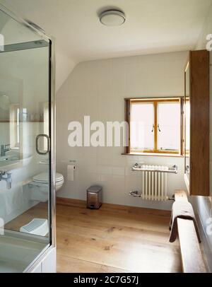 Un bagno contemporaneo in un cottage tradizionale con tetto in paglia e struttura in legno a Norfolk Foto Stock