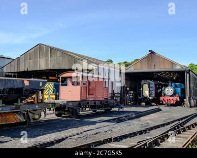 Locomotive a vapore in stile vintage, tra cui un popolare treno di personaggi per bambini visto in una locomotiva con un autista che si vede a piedi. Foto Stock