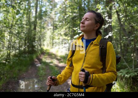 Passeggiate nella foresta estiva. Escursione turistica femminile da sola. Foto Stock