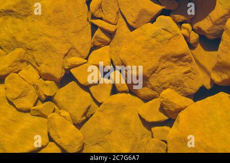 14 luglio 2020, Brandenburg, Sedlitz: Depositi rossastri dalle acque sotterranee fortemente ferruginose possono essere visti su pietre nelle acque poco profonde del lago Sedlitz. Il foro residuo di estrazione a getto aperto di Sedlitz è stato limato da giugno per conto della Lausitzer und Mitteldeutsche Bergbau-Verwaltungsgesellschaft mbH (LMBV). Questa prima neutralizzazione viene effettuata con il proprio serbatoio di trattamento delle acque della LMBV Klara, già in funzione sul lago Partwitz. La misura dovrebbe essere effettuata entro la fine di settembre. Circa 10,000 tonnellate di cosiddetto calce viva saranno poi introdotte in Th Foto Stock