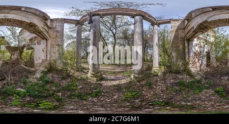 Visualizzazione panoramica a 360 gradi di Panorama hdri completamente sferico angolo di 360 gradi all'interno di pietra abbandonato palazzo in rovina con colonne in proiezione equirettangolare, VR AR vi