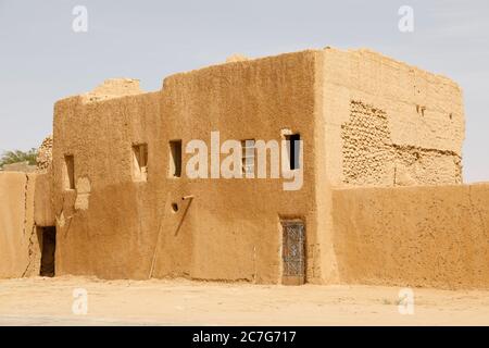 Tipico edificio in Arabia Saudita fatto di mattoni di argilla. Foto Stock