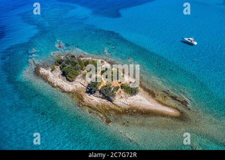 Barca ancorata vicino piccolo isolotto nell'isola di Rab Foto Stock