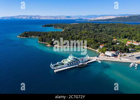 Traghetto che collega Lopar - Valbiska (Isola di Krk), attracco nel porto di Lopar nell'isola di Rab Foto Stock