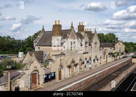Architettura; vista di una stazione ferroviaria britannica molto antica, costruita durante l'era del vapore, ora parzialmente restaurata come area ferroviaria patrimonio. Foto Stock