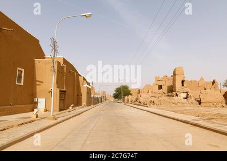 Strada con case di fango in via di espansione a Shaqra in Arabia Saudita, che ancora attendono di essere rinnovate Foto Stock