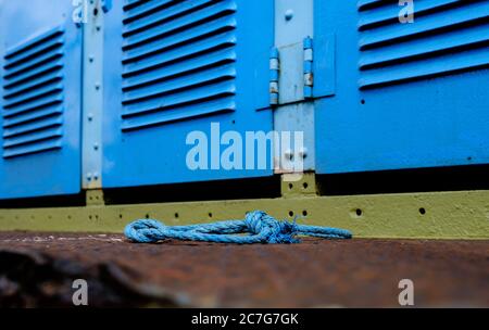 Vista superficiale della ruggine diffusa vista da uno dei gradini di una vecchia locomotiva diesel abbandonata in un deposito di rottami. Foto Stock