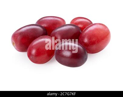 Grappolo di uva isolato su sfondo bianco. Frutta rosa dolce matura. Cumulo di uve rosse cardinali. Tracciato di ritaglio. Foto Stock