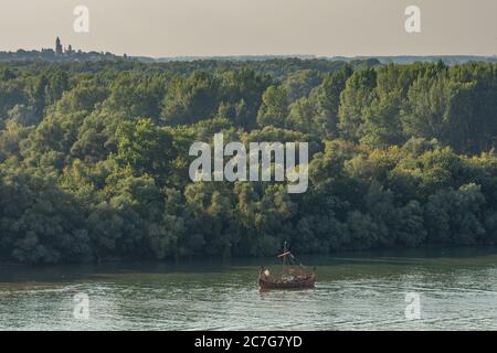 Replica di una nave vichinga che naviga sul Danubio a Belgrado, capitale della Serbia Foto Stock