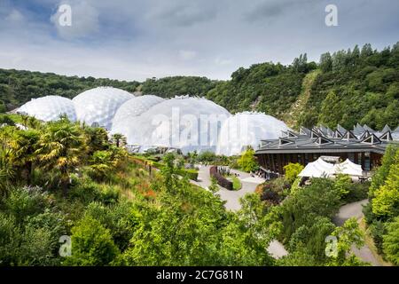 Le cupole geodesiche del bioma al progetto Eden in Cornovaglia. Foto Stock