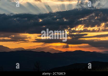 raggi solari durante il tramonto nuvoloso Foto Stock