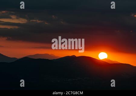 Tramonto rosso sulle montagne della catena appenninica. Abruzzo, Italia, Europa Foto Stock