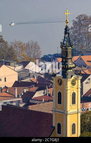 Chiesa ortodossa del Santo Padre Nicolai nel comune di Zemun, capitale serba Belgrado, con il fiume Danubio sullo sfondo Foto Stock