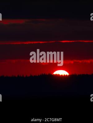 Immagine verticale del bellissimo tramonto dietro gli strati di Nuvole in Oregon Foto Stock