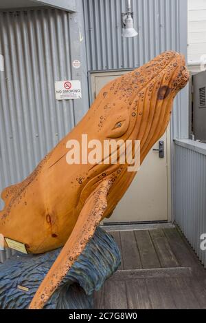 MONTEREY CA, STATI UNITI - 12 gennaio 2019: Un colpo verticale di una statua di balena catturata nel vecchio molo dei pescatori di Monterey, Stati Uniti Foto Stock