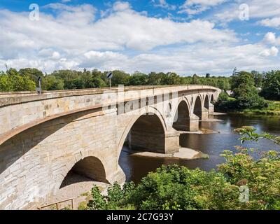 Il ponte Coldstream dell'ingegnere John Smeaton collega Coldstream in Scozia con Cornhill-on -Tweed in Northumberland, Inghilterra, Regno Unito. Foto Stock