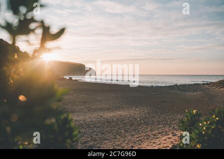 Vista mozzafiato dell'alba sulla spiaggia di Zavial, Portogallo Foto Stock