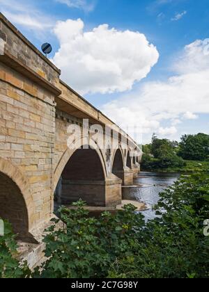 Il ponte del Coldstream del XVIII secolo dell'ingegnere John Smeaton collega Coldstream in Scozia con Cornhill-on -Tweed in Northumberland, Inghilterra, Regno Unito. Foto Stock