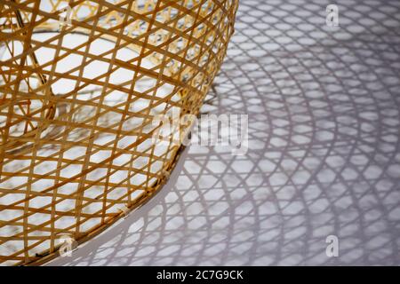 Tessitura della vite di bambù con ombre sulla terra Foto Stock