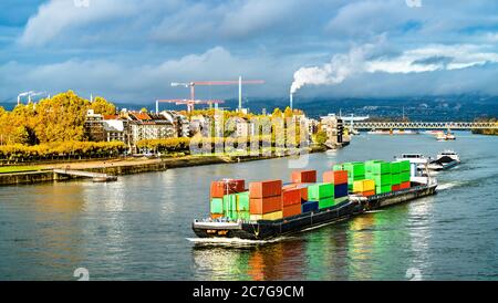 Nave portacontainer sul fiume Reno a Magonza, Germania Foto Stock