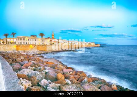 Meraviglioso paesaggio serale della parte storica della città di Alghero. Fantastico mare Mediterraneo. Ubicazione: Alghero, Provincia di Sassari, Italia, EUR Foto Stock