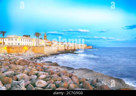 Meraviglioso paesaggio serale della parte storica della città di Alghero. Fantastico mare Mediterraneo. Ubicazione: Alghero, Provincia di Sassari, Italia, EUR Foto Stock