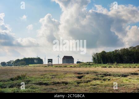 Bradwell-on-Sea Essex, vista dell'aspro paesaggio costiero della Penisola di Dengie che mostra la Cappella di San Pietro del VII secolo in lontananza, Essex UK Foto Stock