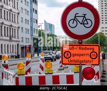 Avvertenza piede e pista ciclabile cartello stradale bloccato in tedesco Foto Stock