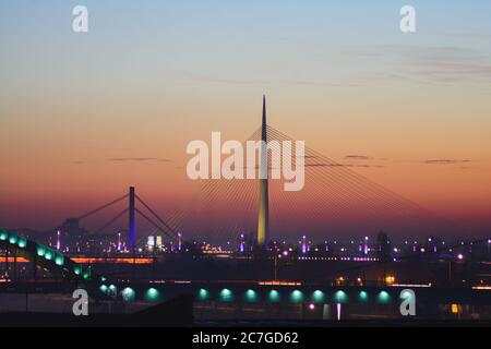 Ponte ADA sul fiume Sava al tramonto a Belgrado, Serbia Foto Stock