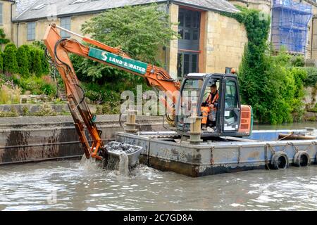 Dragando il Kennet e Avon Canal nella zona di Widcombe di Bath. Contratto a Land e Water Ltd. UN secchio pieno di limo. Foto Stock