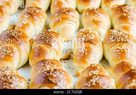 Primo piano di deliziosi croissant prelevati dal forno - perfetto per un blog di cibo Foto Stock