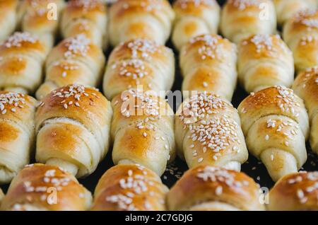 Primo piano di deliziosi croissant prelevati dal forno - perfetto per un blog di cibo Foto Stock