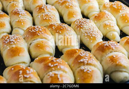 Primo piano di deliziosi croissant prelevati dal forno - perfetto per un blog di cibo Foto Stock