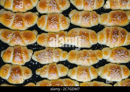 Un primo piano con un'angolazione elevata con deliziosi croissant piccoli prelevati dal forno Foto Stock