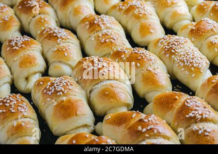 Primo piano di deliziosi croissant prelevati dal forno - perfetto per un blog di cibo Foto Stock