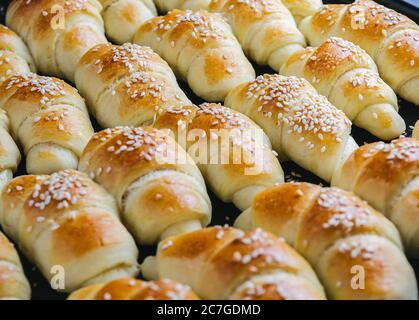 Primo piano di deliziosi croissant prelevati dal forno - perfetto per un blog di cibo Foto Stock