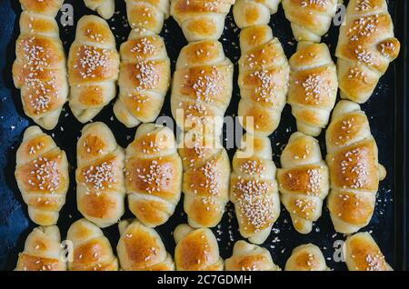 Un primo piano con un'angolazione elevata con deliziosi croissant piccoli prelevati dal forno Foto Stock