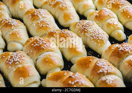 Primo piano di deliziosi croissant prelevati dal forno - perfetto per un blog di cibo Foto Stock