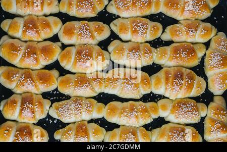 Un primo piano con un'angolazione elevata con deliziosi croissant piccoli prelevati dal forno Foto Stock