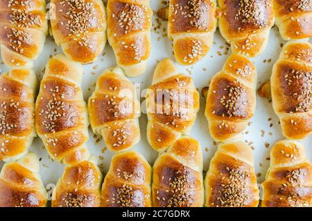 Un primo piano con un'angolazione elevata con deliziosi croissant piccoli prelevati dal forno Foto Stock