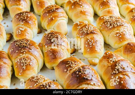 Primo piano di deliziosi croissant prelevati dal forno - perfetto per un blog di cibo Foto Stock