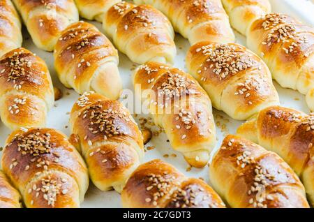 Primo piano di deliziosi croissant prelevati dal forno - perfetto per un blog di cibo Foto Stock