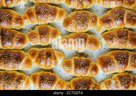 Un primo piano con un'angolazione elevata con deliziosi croissant piccoli prelevati dal forno Foto Stock