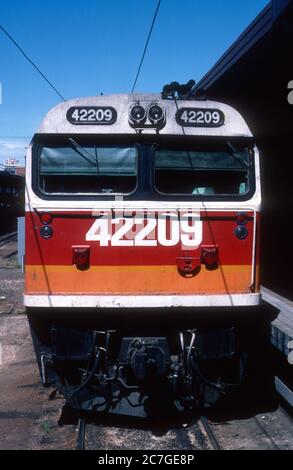 La locomotiva diesel Clyde-costruita 422 Classe n. 42209 alla stazione centrale di Sydney, nuovo Galles del Sud, Australia. 3 novembre 1987. Foto Stock