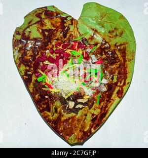 Banarasi Pan, noce di Betel guarnito con tutti gli ingredienti colorati dolci indiani per mangiare o in vendita. 06 Foto Stock