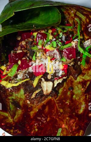 Banarasi Pan, noce di Betel guarnito con tutti gli ingredienti colorati dolci indiani per mangiare o in vendita. 02 Foto Stock