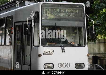 Bucarest / Romania - 14 luglio 2020: Tram a Bucarest con persone che indossano maschere durante l'epidemia di Covid-19. Foto Stock