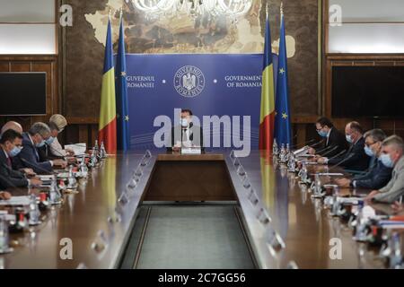 Bucarest / Romania - 16 luglio 2020: Ludovic Orban, primo ministro della Romania, presiede l'incontro del Governo tenutosi a Victoria Palace. Foto Stock