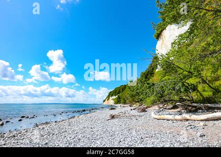 Spiaggia di ciottoli e scogliere di gesso sulla spiaggia di Piratenschlucht (gola dei pirati) sul Mar Baltico nel Parco Nazionale di Jasmund, Isola di Rügen, Germania. Foto Stock