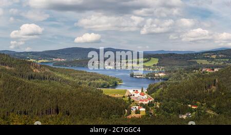 Il bacino idrico di Lipno - diga e impianto idroelettrico lungo il fiume Moldava nella Repubblica Ceca Foto Stock